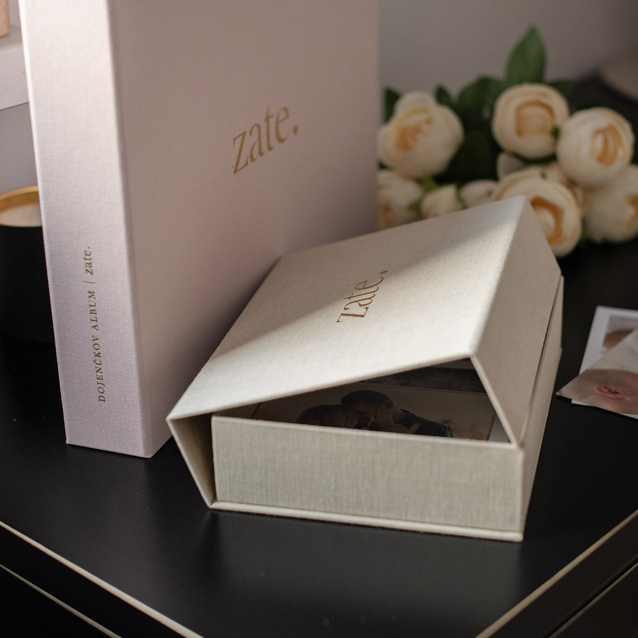 na_pol_odprta_škatla_za_hrambo_spomonov